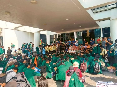 Protes-Protes Mahasiswa PTN Atas Kenaikan UKT, Sangat Mencekik-Fasilitas Belajar Masih Buruk