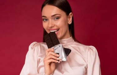 6 Cara Memutihkan Gigi dengan Mudah dan Aman, Makan Coklat Hitam hingga Konsumsi Kacang-kacangan