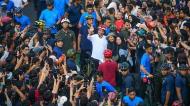 Gowes Sepeda Kayu di CFD Bundaran HI, Jokowi Jadi Rebutan Selfie Warga