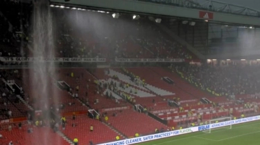 Viral Air Terjun di Markas Man United: Apa yang Diperbaiki Lebih Dulu? Tim atau Atapnya?