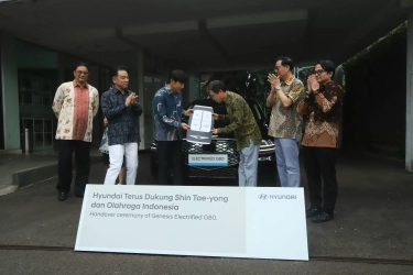 Bawa Sepak Bola Indonesia semakin Maju, Hyundai Hadiahkan Genesis Electrified G80 kepada Shin Tae-yong
