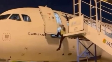 Ngeri! Detik-detik Pekerja Bandara Terjatuh dari Airbus A320 Saat Pintu Pesawat Terbuka