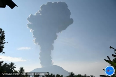 Awan Abu Vulkanik Membumbung 4 Kilometer di Gunung Ibu