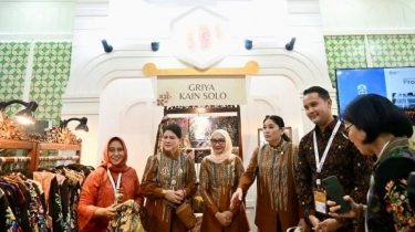 Kunjungi Dekranas Expo 2024, Ibu Negara Iriana Joko Widodo Belanja Aksesori dan Batik UMKM