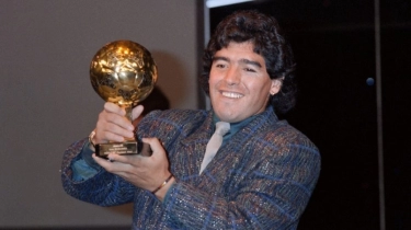 Setelah Jersey dan Bola 'Tangan Tuhan', Giliran Piala Golden Ball Maradona Masuk Rumah Lelang