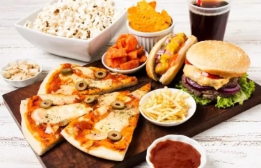 Wajib Tahu! 7 Tips Berhenti Makan Junk Food, Salah Satunya Memasak Lebih Banyak Makanan di Rumah