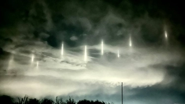 Viral Penampakan 9 Pilar Cahaya Misterius di Langit Jepang, Ternyata Bukan Alien