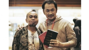 Sosok Muhiddin M Dahlan, Penulis Novel Tuhan Izinkan Aku Menjadi Pelacur yang Difilmkan oleh Hanung Bramantyo