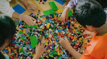 Ajak Anak Main Lego Bisa Sekaligus Ajarkan Cara Berpikir Kritis dan Kreatif