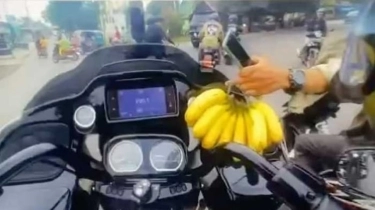 Raffi Ahmad Dikasih Pisang Saat Motoran di Langkat, Warganet: Untung Bukan Ngasih Rambutan