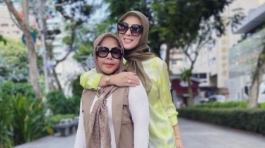 Sama Mewahnya, Adu Tas Branded Syahrini dan Ibunda saat di Singapura