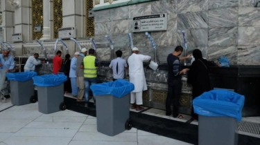 Begini Cara Penjual Keperluan Haji di Indonesia Dapatkan Stok Air Zam-zam