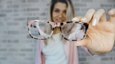 Menghambat Penglihatan, Kenali 4 Penyebab Kacamata Buram yang Mengganggu