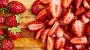 8 Arti Mimpi Makan Stroberi: Ketemu Jodoh Hingga Karir Mentereng
