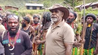 Menari Bersama Warga, Deinas Geley Kandidat Kuat Gubernur Papua Tengah Curi Perhatian