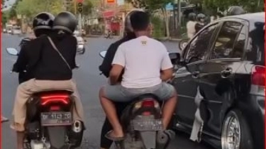 Mobil Hitam Melaju di Jalanan Bikin Salah Fokus, Ada BH Nyangkut di Pintu