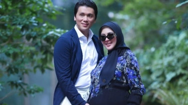 Pose Cantik Pakai Dress Pink, Syahrini Tenteng Tas Hermes Rotan Seharga 1 Miliar