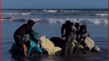 Sekelompok Pemuda Diduga Cuci Motor di Pantai, Warganet : Belagak Bule