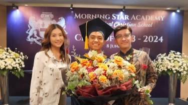 Foto Bareng Ruben Onsu, Gaya Simpel Sarwendah di Acara Wisuda Betrand Peto