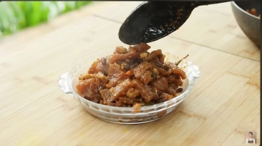 Gurih Manis! Resep Sambal Krecek Cocok untuk Makan Siang Bareng Kakek Nenek