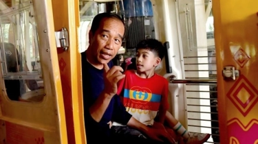 Intip Keseruan Jokowi Ajak Cucu ke TMII, Naik Kereta Gantung Menikmati Keindahan Indonesia