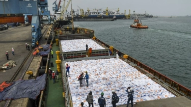 490 Ribu Ton Beras Impor Bulog Tertahan di Dua Pelabuhan, Masalah Koordinasi Jadi Biang Kerok