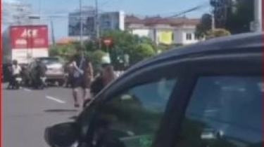 Pria Bule Diduga Ngamuk Pukuli Orang di Jalan : Gini Amat Kelakuan Mereka Sekarang
