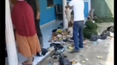 Viral Warga Ramai-ramai ''Serang'' Rumah Orang Pakai Sampah, Netizen Salut: Sanksi Sosial!