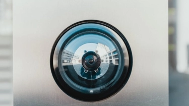 3 Cara Deteksi Kamera Tersembunyi di Kamar Hotel atau Toilet Umum, Gak Butuh Aplikasi Tambahan!