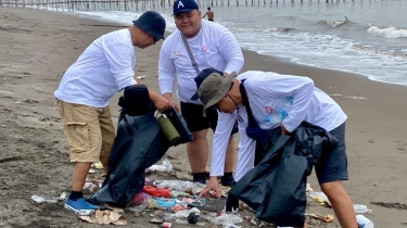 Bersih-bersih Bareng Komunitas Penjaga Laut, Puluhan Kilogram Sampah Diangkut dari Pantai Tanjung Pasir