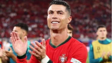Ngeri! Detik-detik Cristiano Ronaldo Nyaris Ditendang Fans Viral, Netizen: Mau Foto Sambil Salto!
