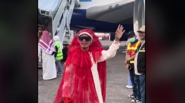Ibu-Ibu Asal Makassar Pulang Haji, Bandara Sultan Hasanuddin Mendadak Berubah Jadi Catwalk