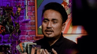 Sosok Denny Darko, Ahli Tarot Ungkit Soal Masa Lalu dan Karma di Percintaan Ayu Ting Ting