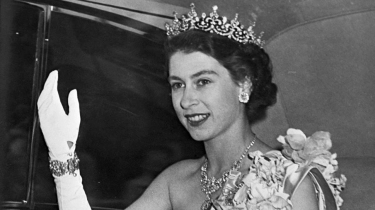 Gaun Bridesmaid Pernikahan Ratu Elizabeth Tahun 1947 Laku Dilelang, Harganya Bikin Melongo!