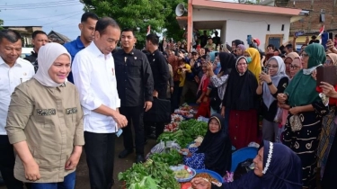 Blusukan ke Pasar Bulukumba, Iriana Jokowi Pakai Sepatu Mewah Harga Nyaris Rp 10 Juta