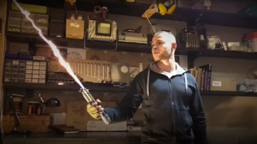Lightsaber Nyata, YouTuber Ini Ciptakan Pedang Star Wars yang Bisa Memotong Baja!