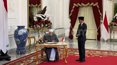 Momen Presiden Jokowi Berdiri Tiga Menit Lebih di Istana, Tunggu Grand Syekh Al Azhar Tulis Buku Tamu