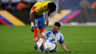 Lionel Messi Menangis Sesegukan Hingga Buang Sepatu Dikeluarkan dari Lapangan Karena Cedera
