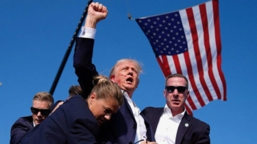 CEK FAKTA: Muncul Foto 'Lubang Peluru' di Jas Donald Trump, Benarkah Tertembak di Dada?