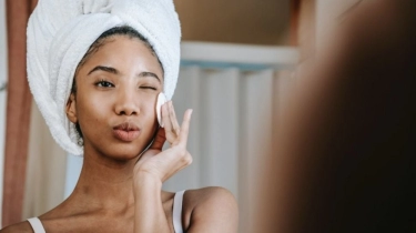 Jangan Asal, Ini Cara Pilih Makeup Remover Agar Wajah Langsung Bersih