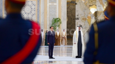 Dentuman Meriam Iringi Sambutan Hangat Presiden MBZ ke Jokowi di Abu Dhabi