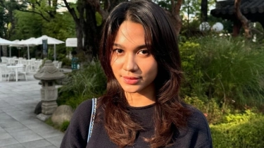 Jadi CEO di Usia 20 Tahun, Azizah Salsha Bagi-bagi Uang Gepokan Ratusan Ribu ke Teman: Tuai Pro Kontra Netizen
