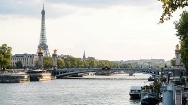 Wali Kota Paris Renang di Sungai Seine, Buktikan Perairannya Bersih untuk Gelar Cabor Renang Olimpiade