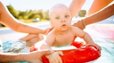 7 Manfaat Berenang Bagi Bayi: dari Kecerdasan hingga Kepercayaan Diri