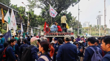 Ratusan Mahasiswa BEM SI Gelar Aksi Di Patung Kuda, Adili 10 Tahun Jokowi