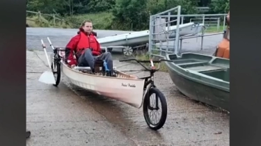 Demi Amal, Pria Ini Rela Susuri Skotlandia Naik Sepeda-Kano Unik