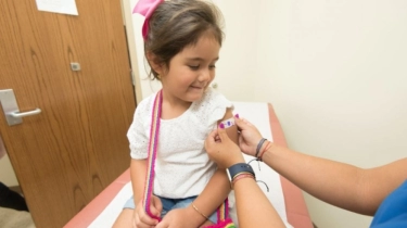 Perbedaan Vaksin Polio Tetes VS Vaksin Polio Suntik, Anak Harus Dapat Dua-Duanya?