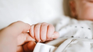 Seorang Bayi Berusia 7 Bulan Nyaris Tertembak Gara-gara Utang Ayahnya Rp1,4 Juta, Orang Tuanya Malah Kabur saat Kejadian