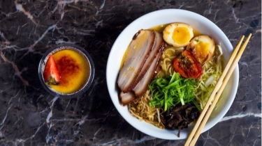 Youtuber Bikin Prank Buka Restoran Ramen 'Palsu', Orang Rela Antre 90 Menit untuk Mie Instan