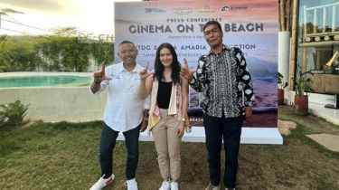 Meriahkan HUT RI, Lola Amaria Ajak Turis Asing Nonton Film di Pinggir Pantai Kuta Mandalika Gratis